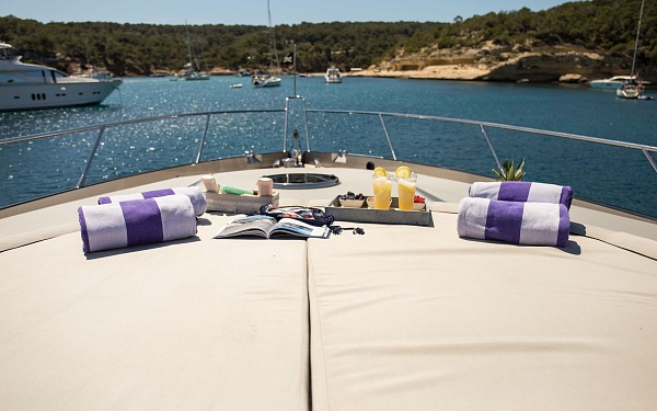 Аренда яхты Sunseeker Predator 82 Hooligan на Ибице - коктейль пати в лагуне